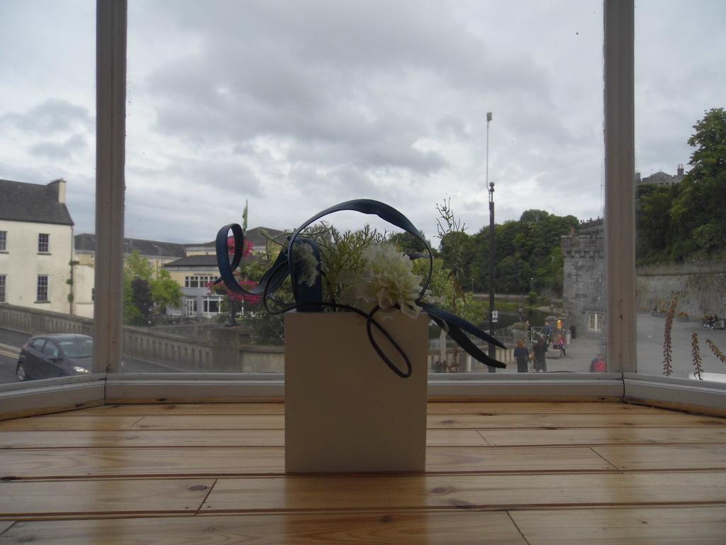 The Waterfront Townhouse Accommodation Kilkenny Bagian luar foto